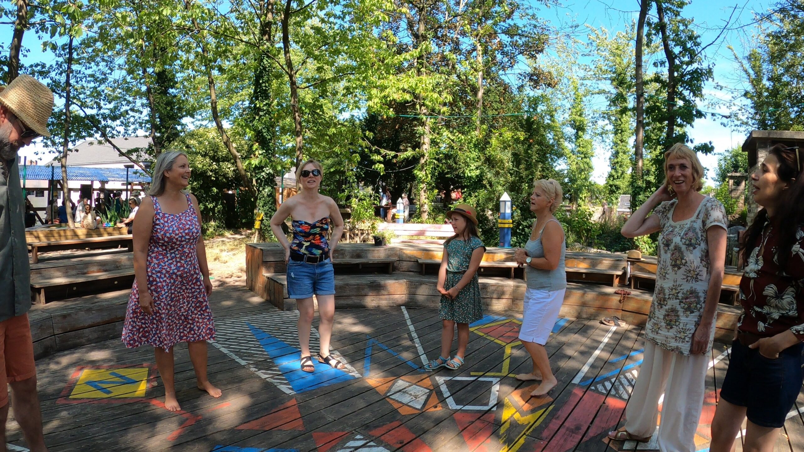 Chant pour tous à l'agora du jardin (Mons en Belgique)